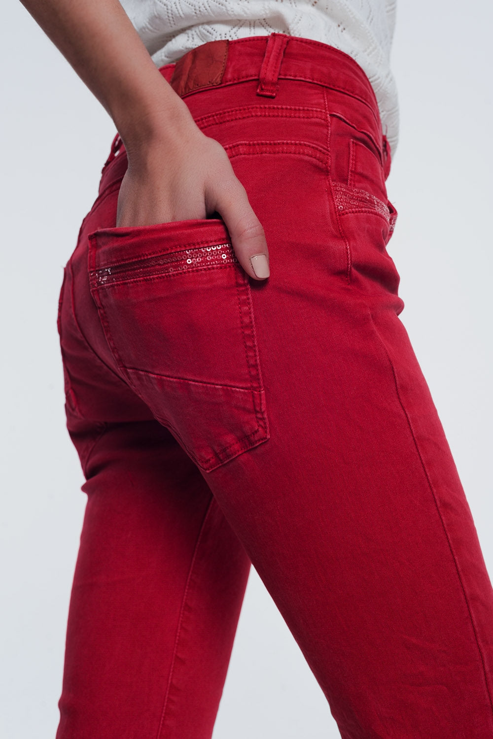Pantaloni boyfriend rosso con dettaglio tascabile di paillettes