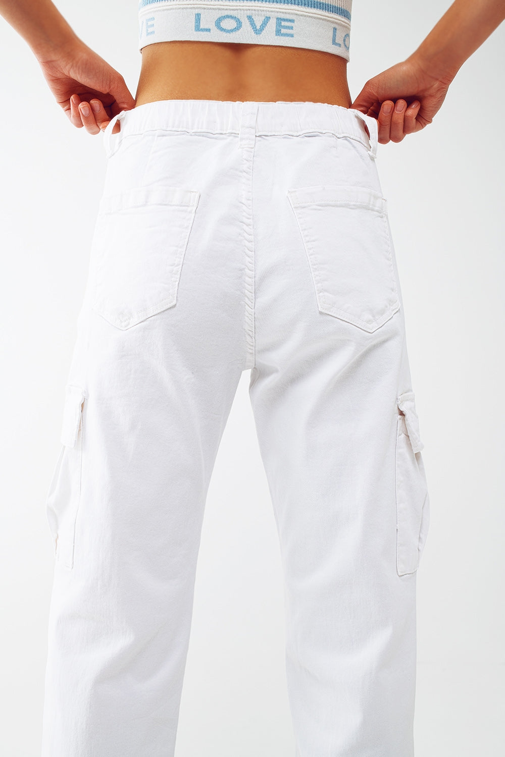 pantaloni cargo bianchi con vita e orlo elasticizzati