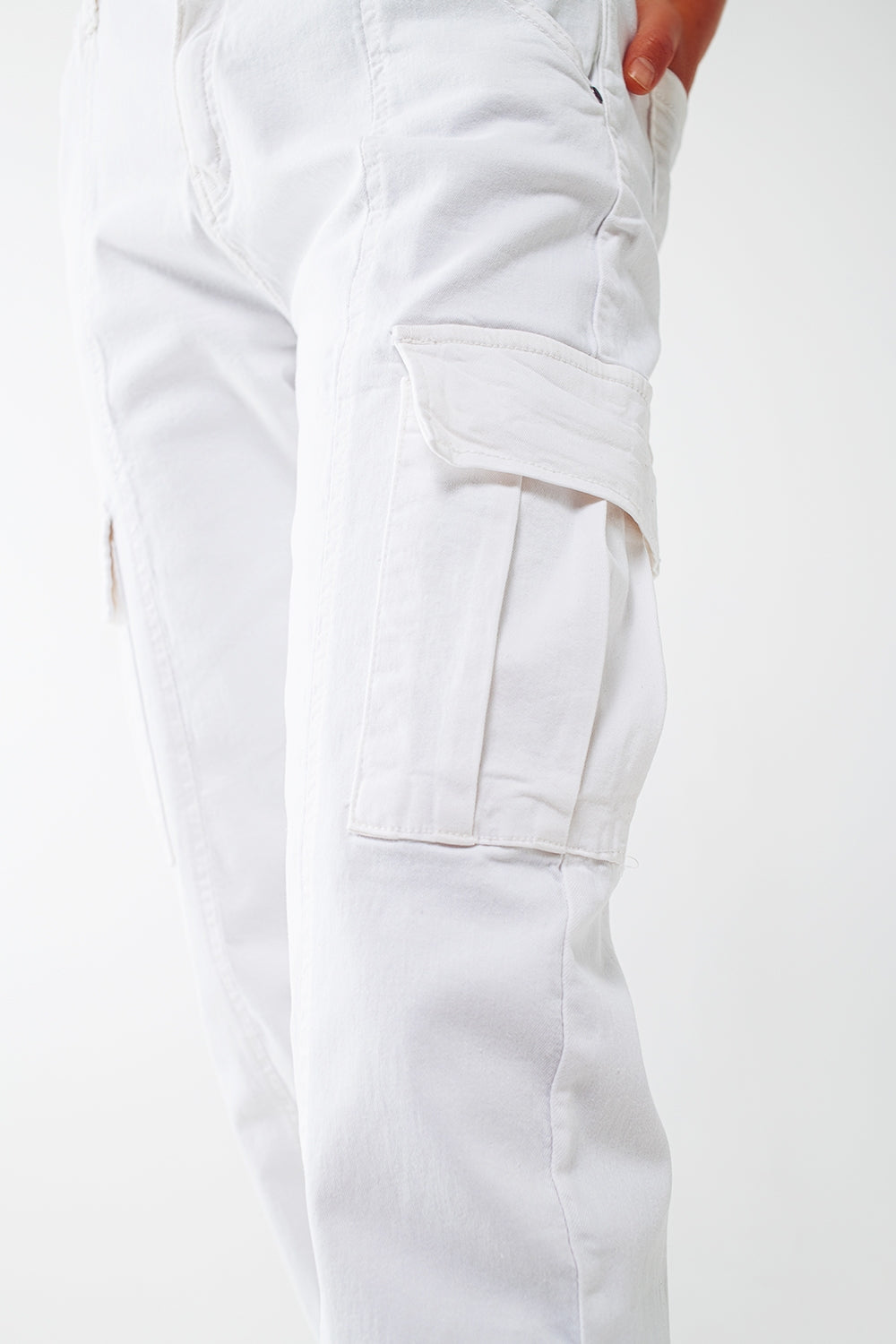 pantaloni cargo bianchi con vita e orlo elasticizzati