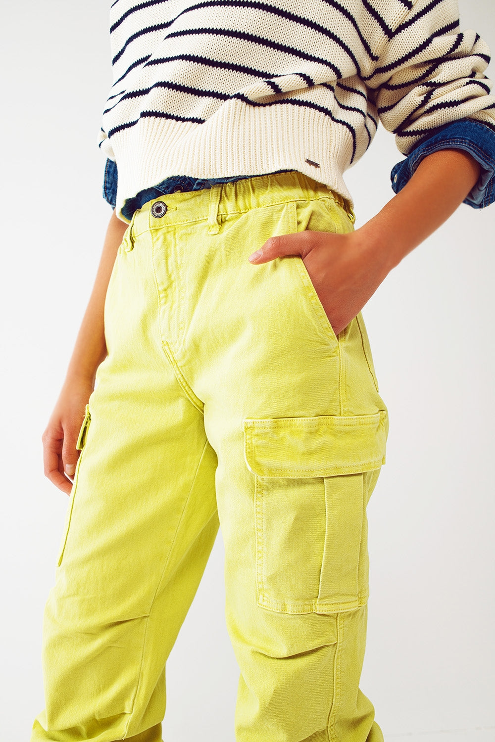 Pantaloni cargo con estremità a nappine in lime