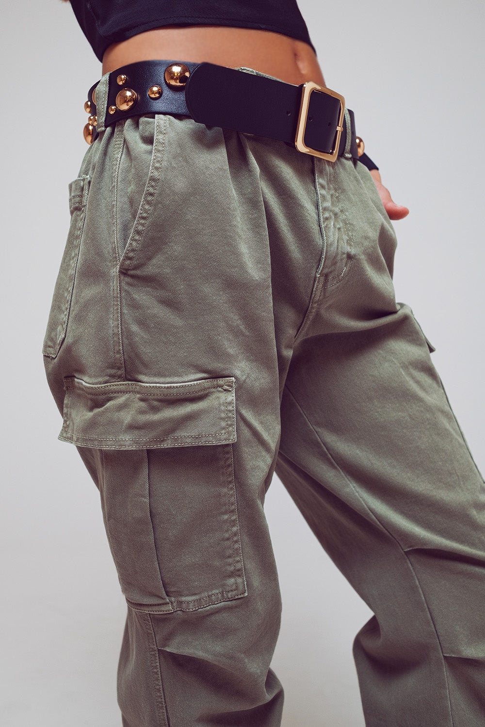 Pantaloni cargo con estremità a nappine in verde militare
