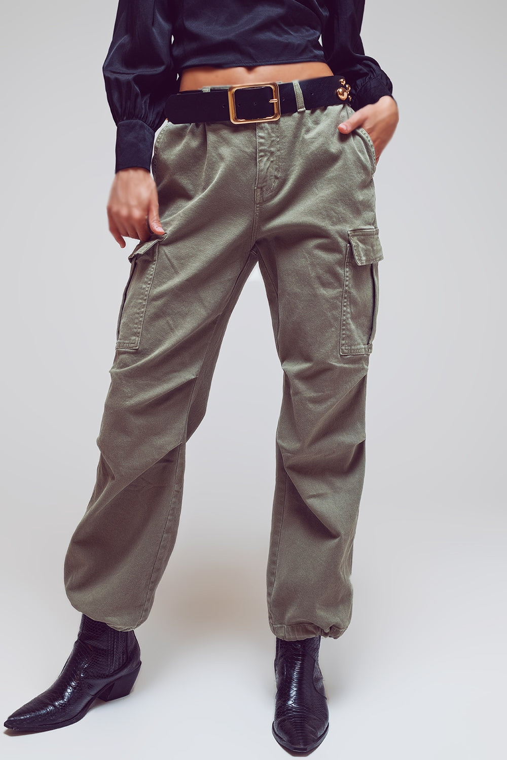 Pantaloni cargo con estremità a nappine in verde militare