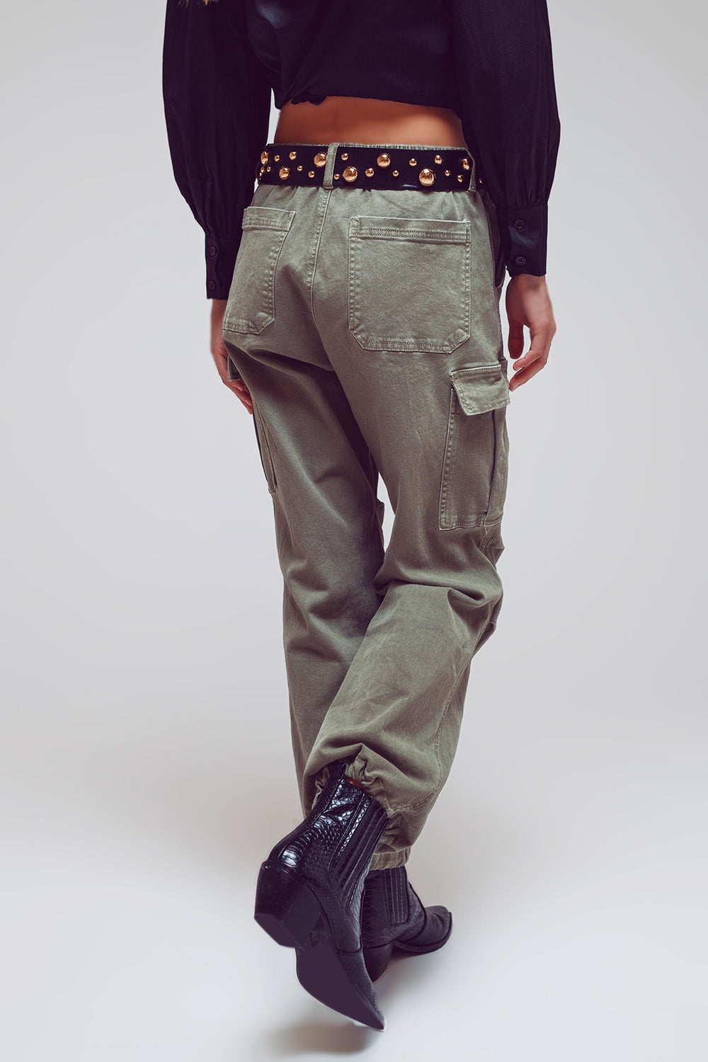 Pantaloni cargo con estremità a nappine in verde militare