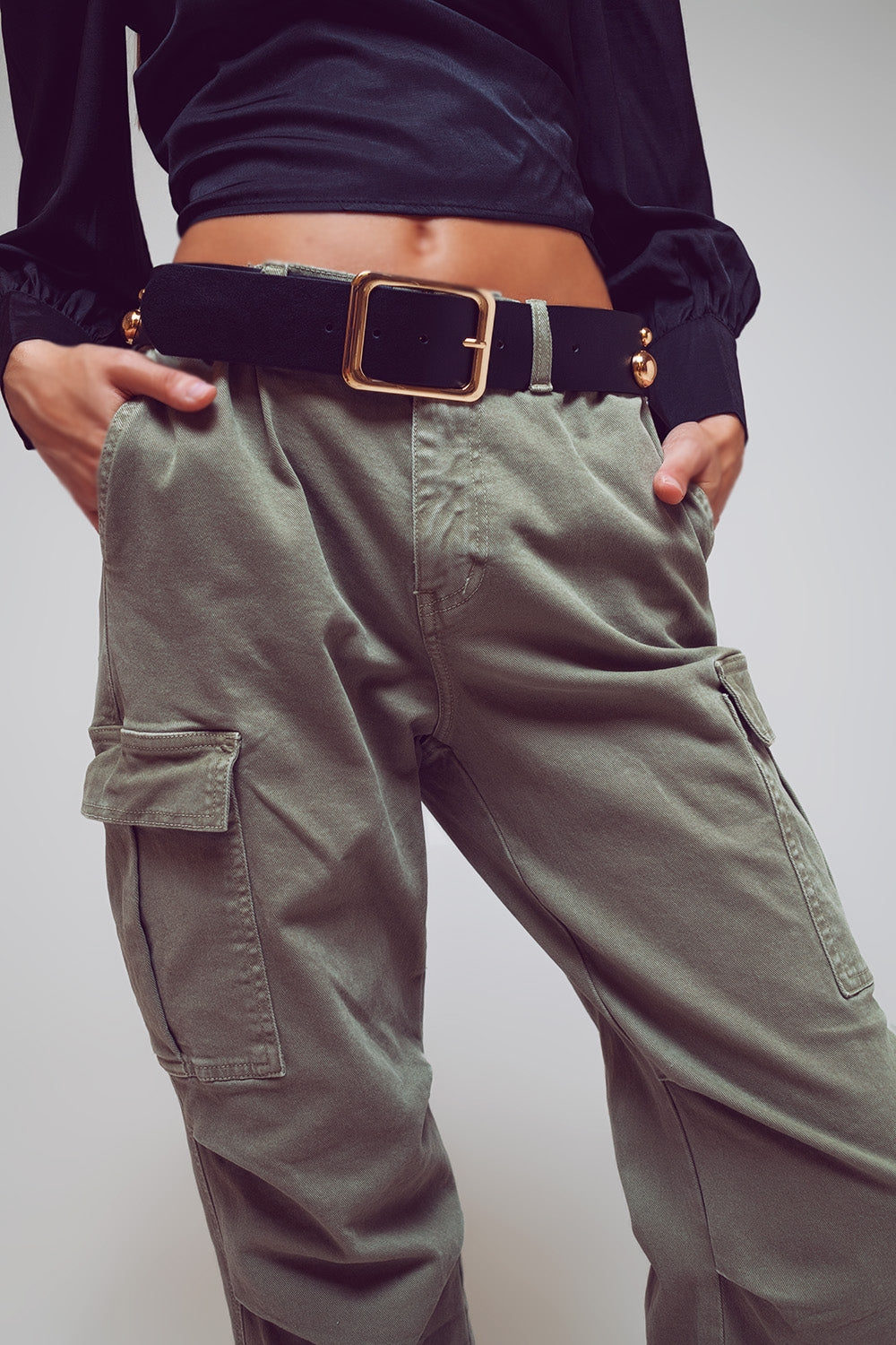 Pantaloni cargo con estremità a nappine in verde militare