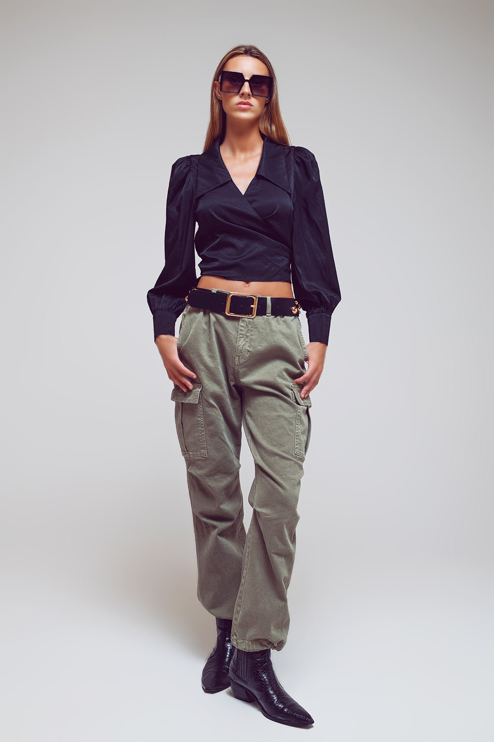 Pantaloni cargo con estremità a nappine in verde militare