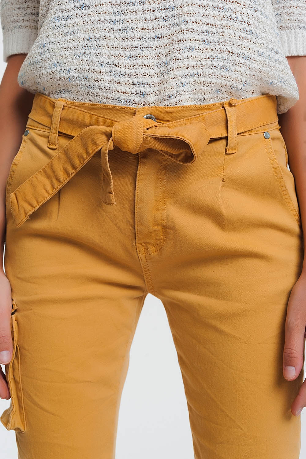 Pantaloni cargo mustard con cintura