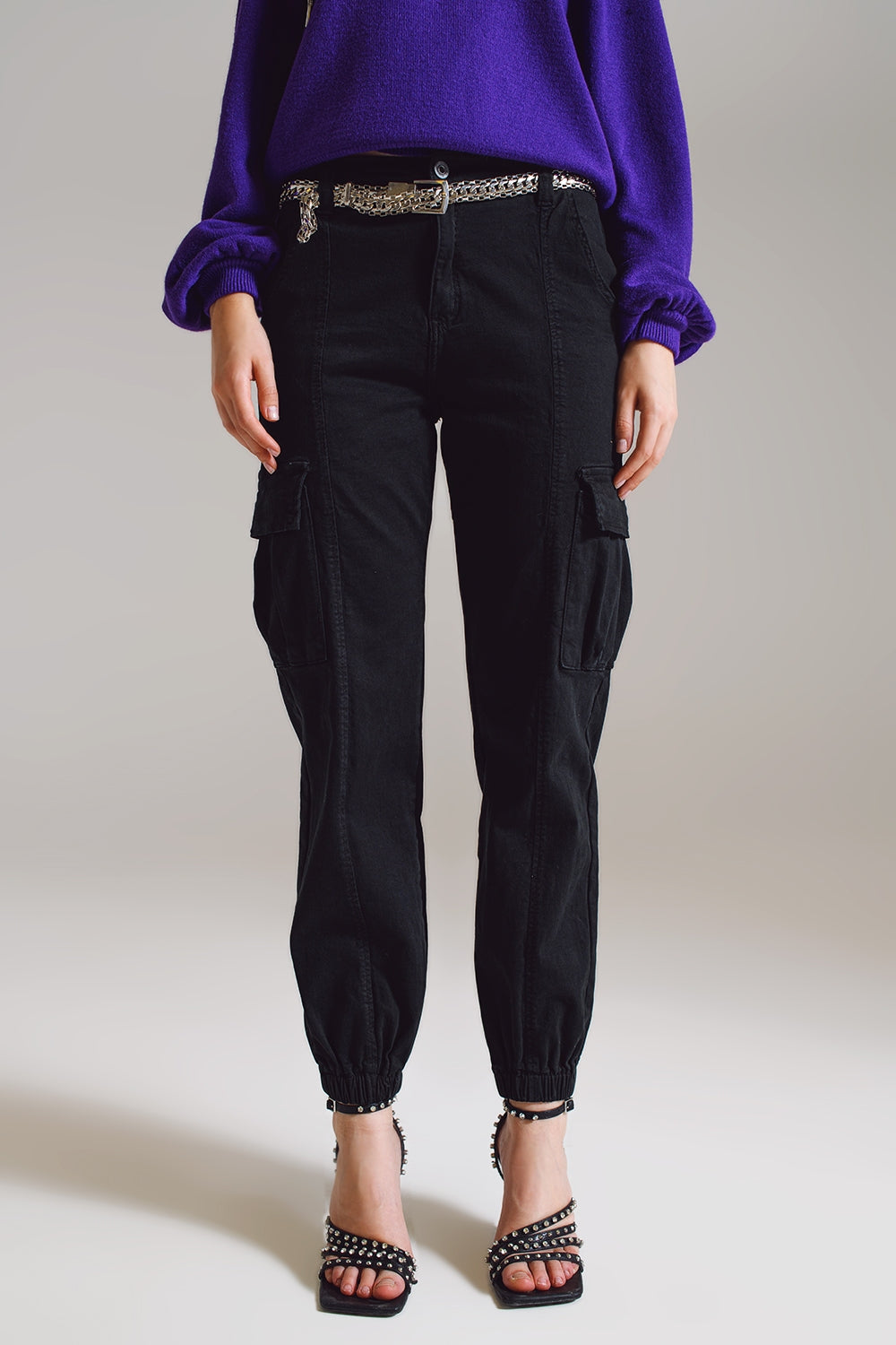 Q2 pantaloni cargo neri con elastico alla vita e in fondo