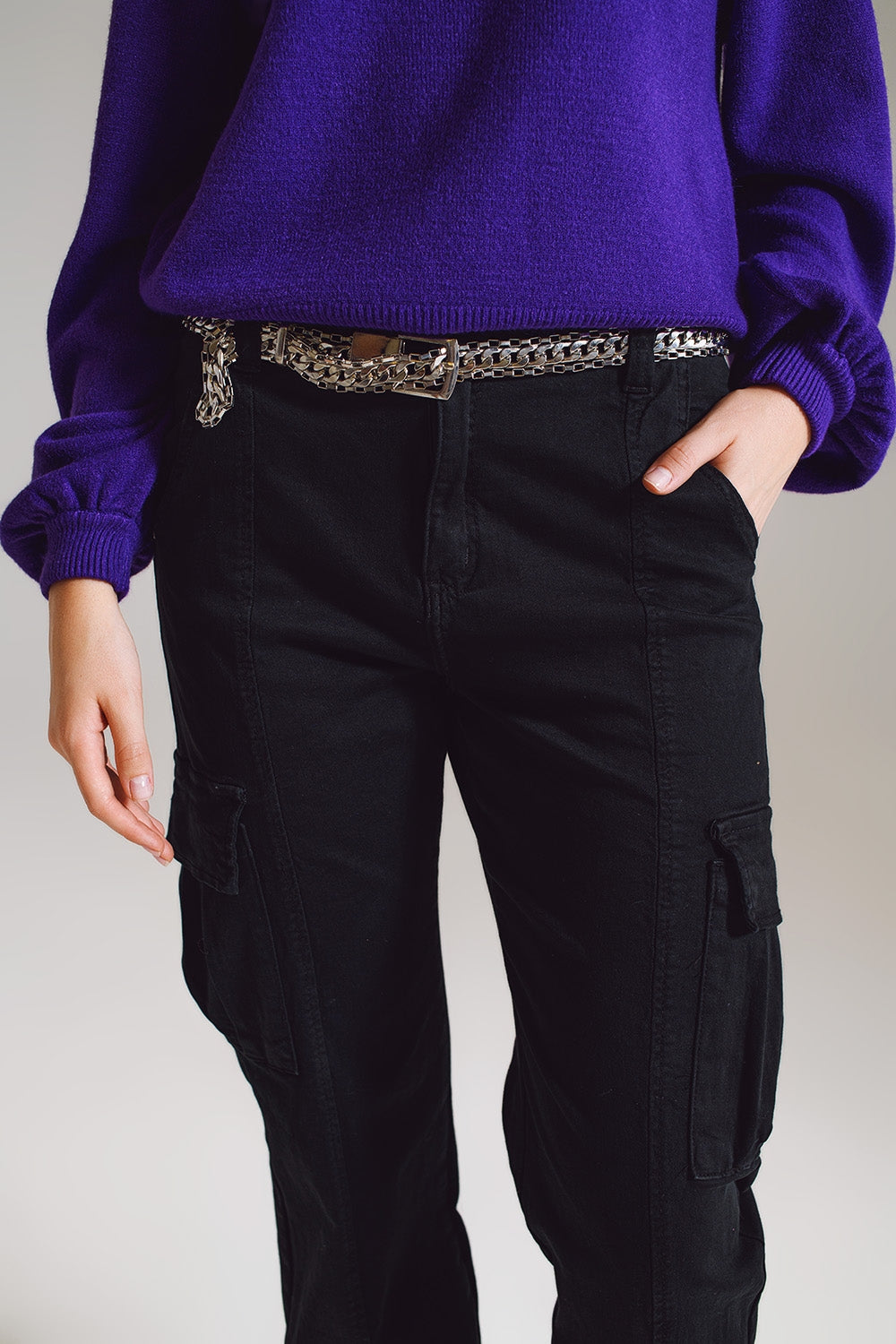 pantaloni cargo neri con elastico alla vita e in fondo