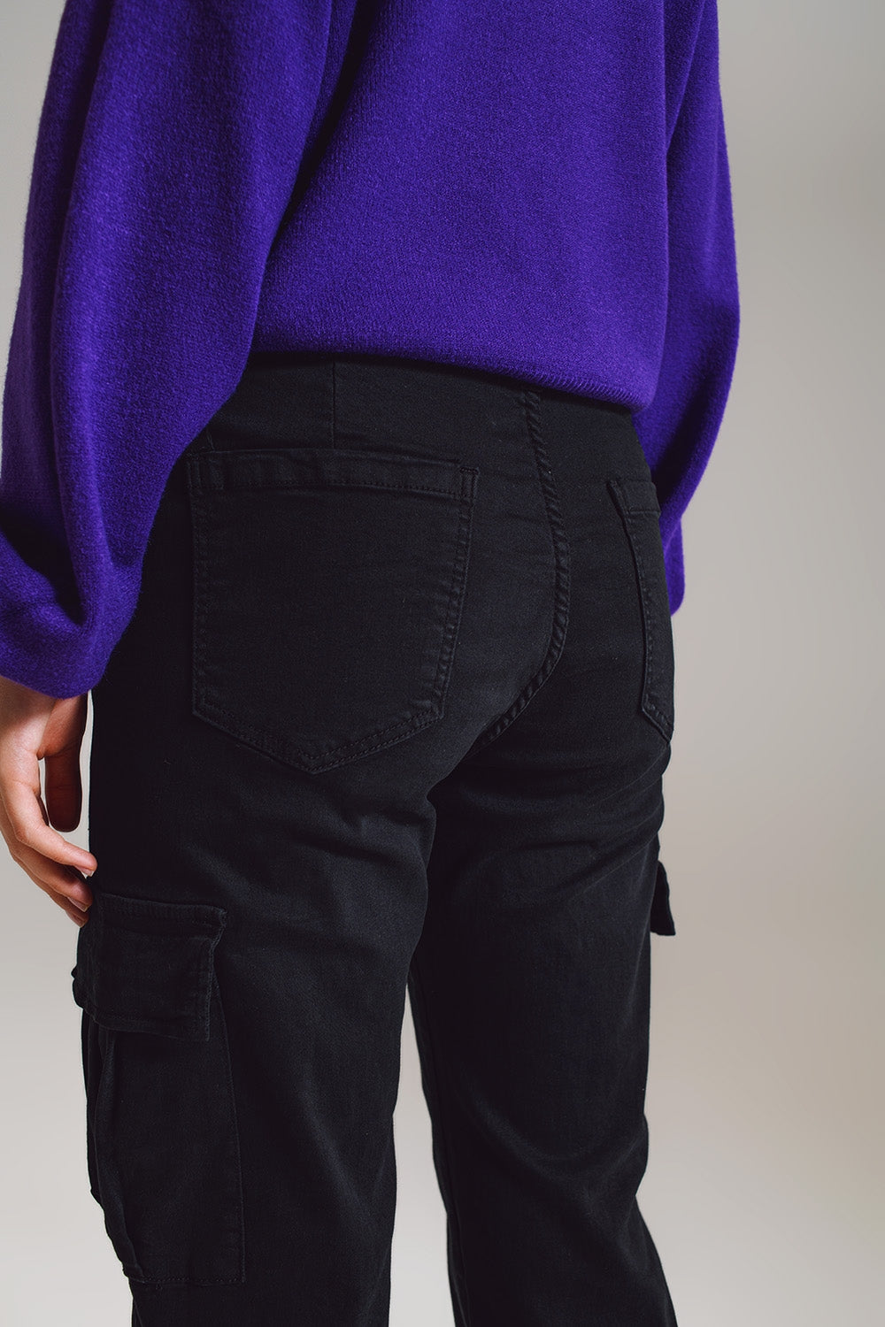 pantaloni cargo neri con elastico alla vita e in fondo