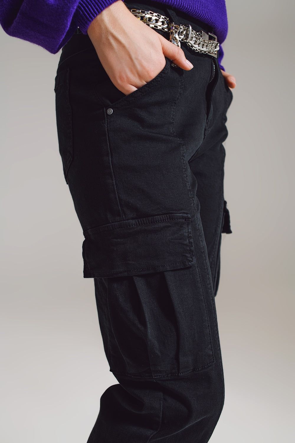 pantaloni cargo neri con elastico alla vita e in fondo