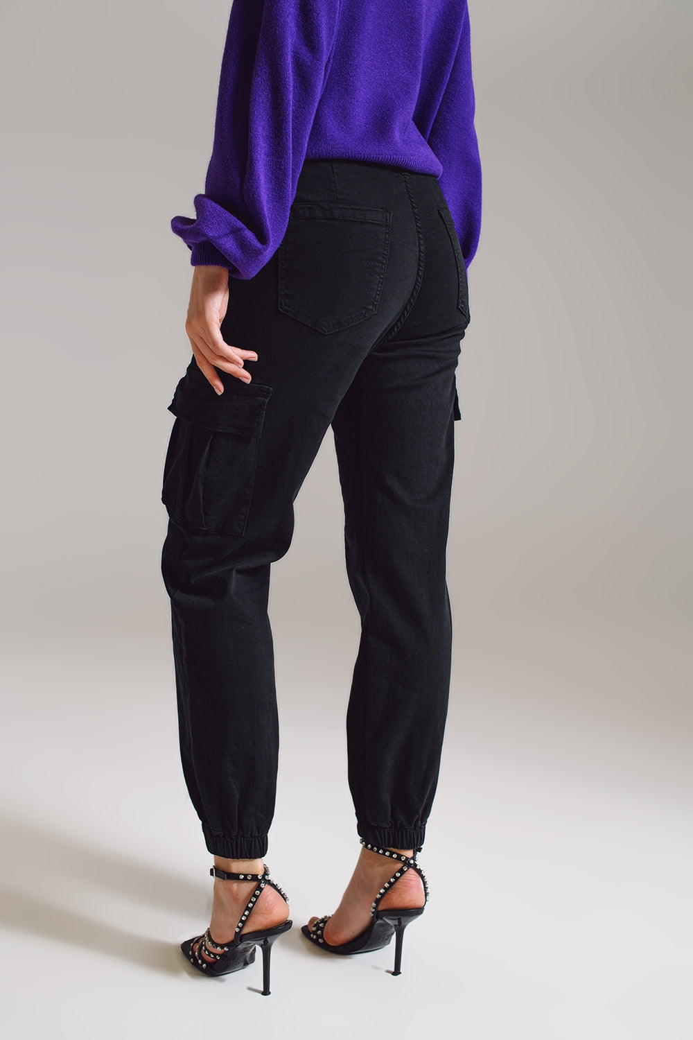 pantaloni cargo neri con elastico alla vita e in fondo