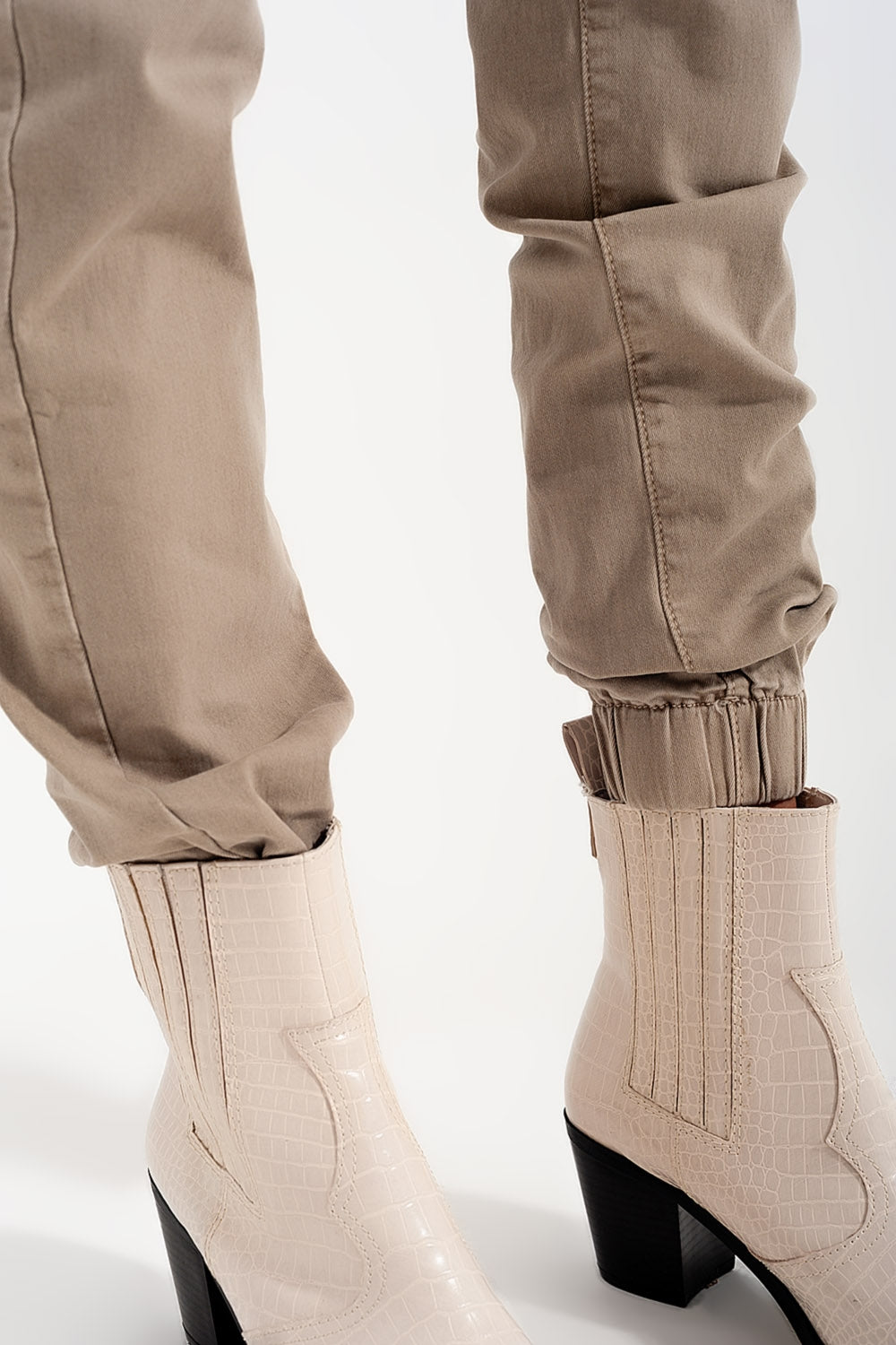Pantaloni con elastico sul fondo e catena beige