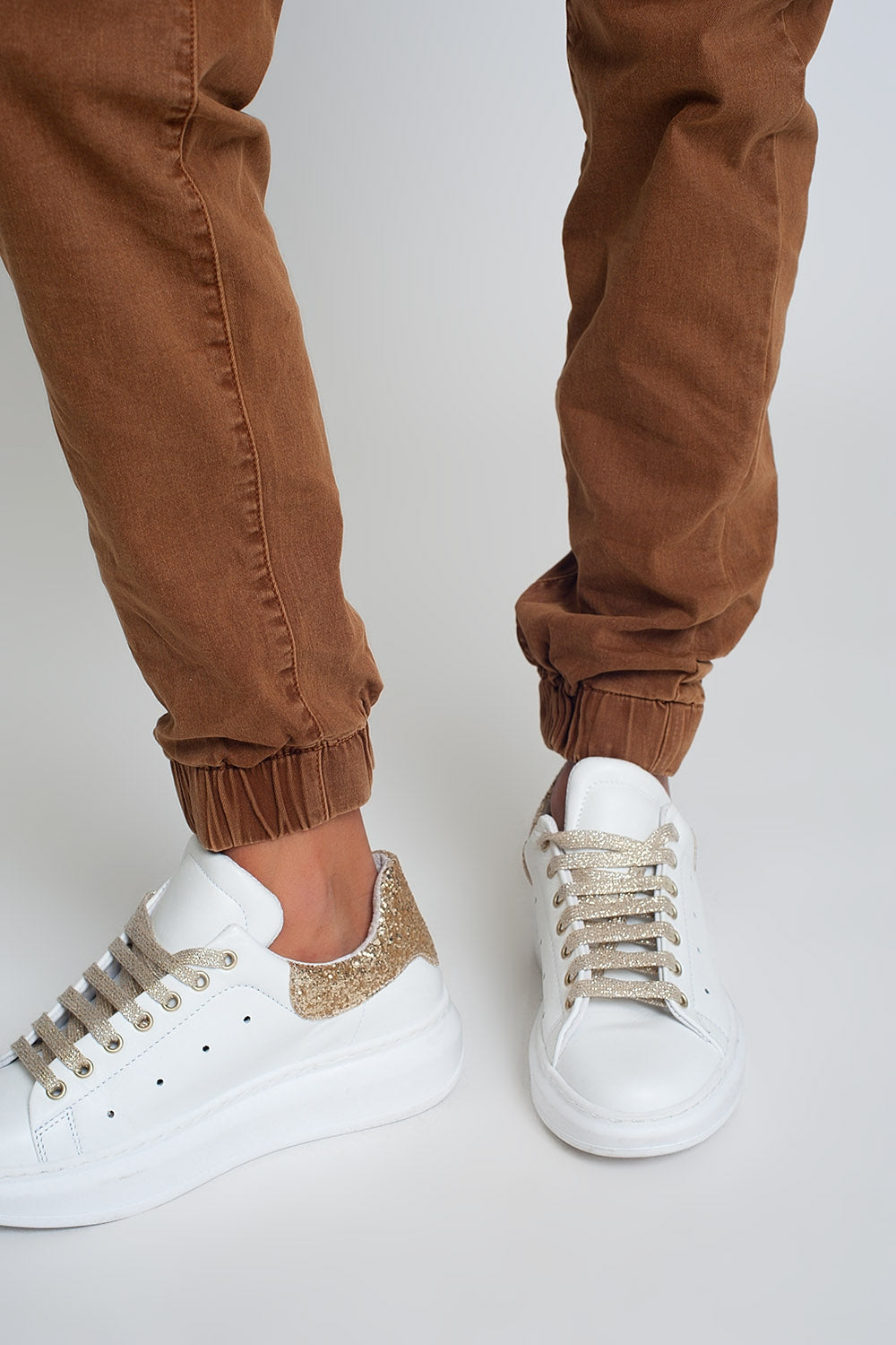 Pantaloni con elastico sul fondo e catena marrone