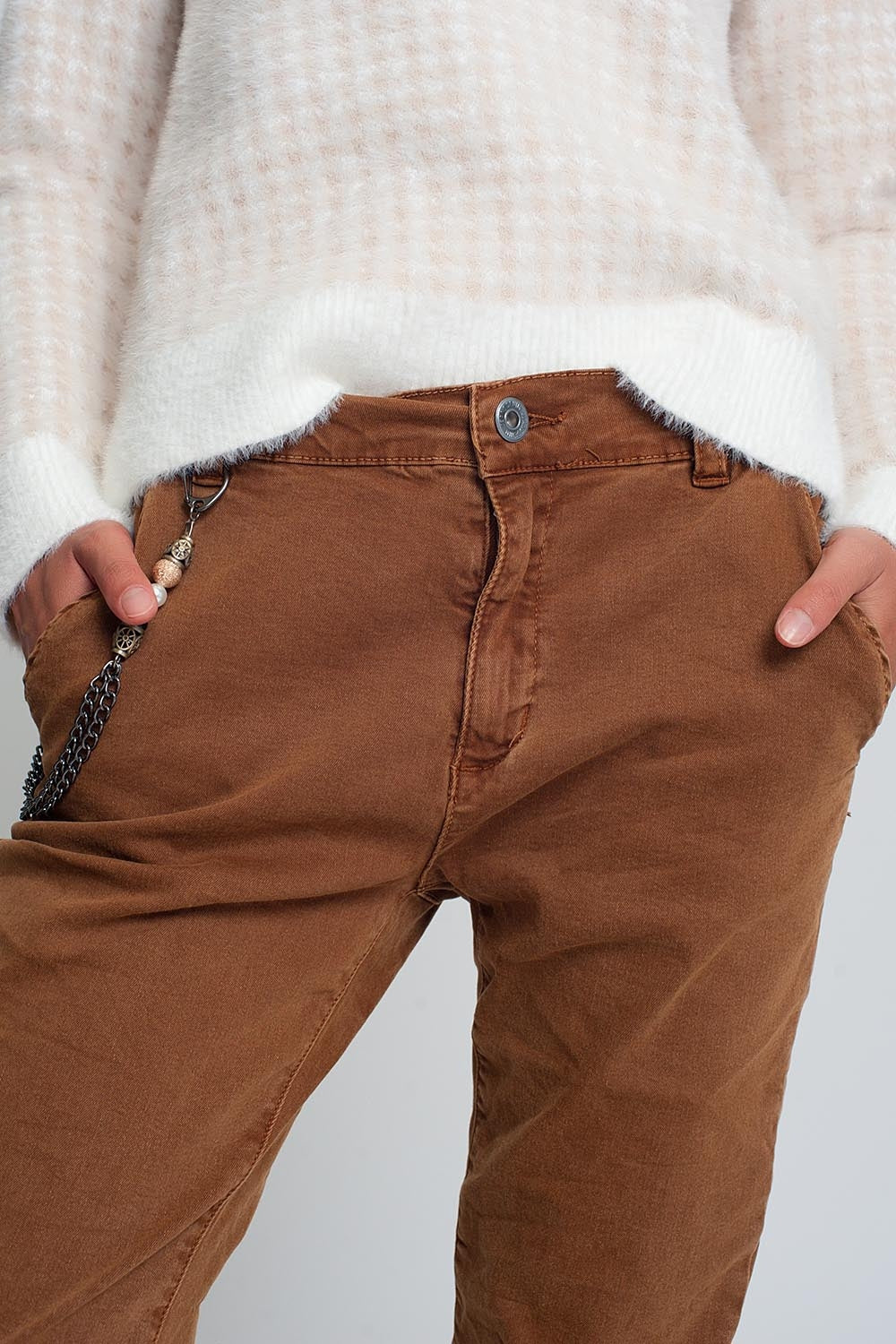 Pantaloni con elastico sul fondo e catena marrone