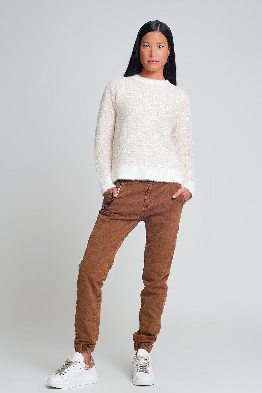 Pantaloni con elastico sul fondo e catena marrone