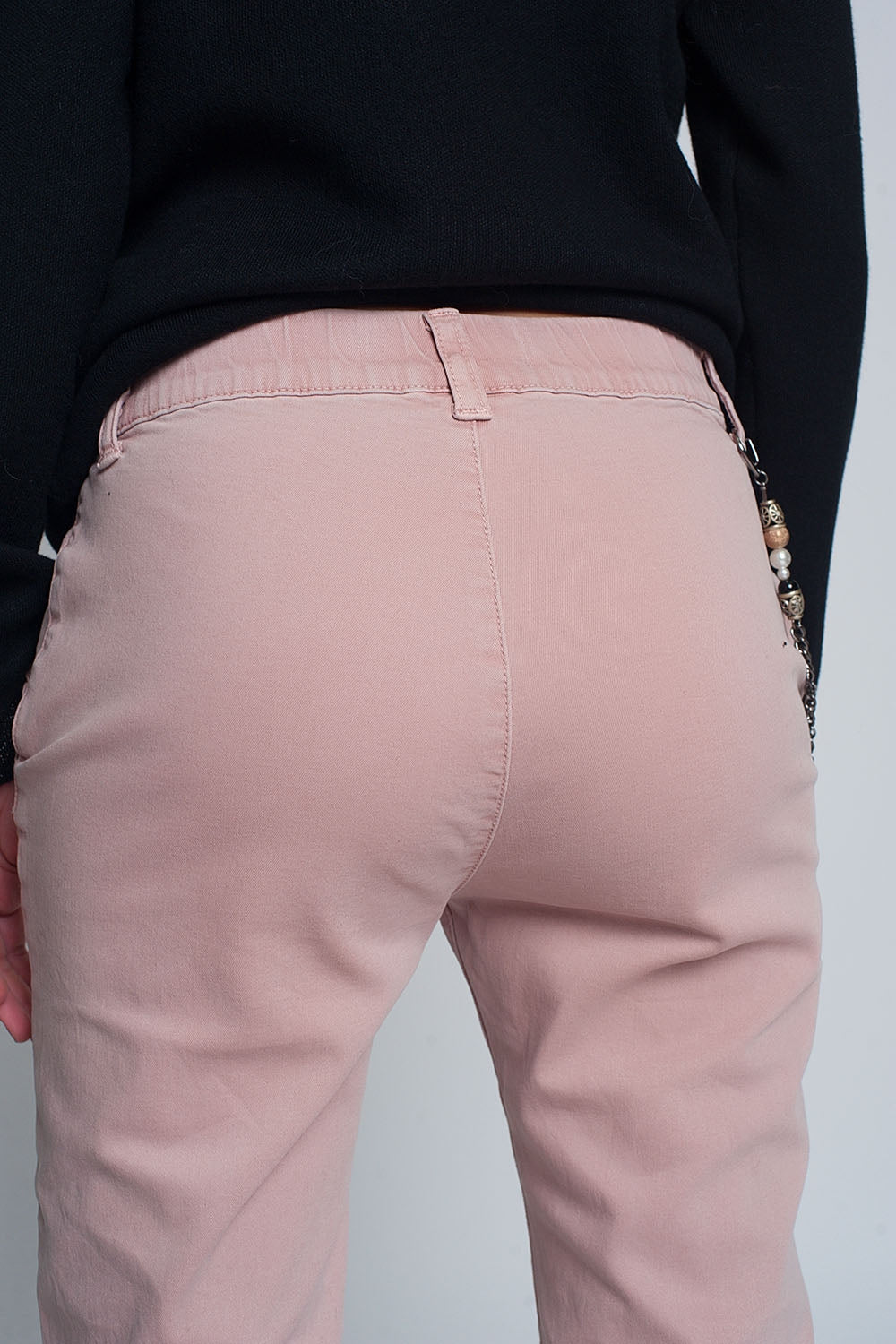 Pantaloni con elastico sul fondo e catena rosa