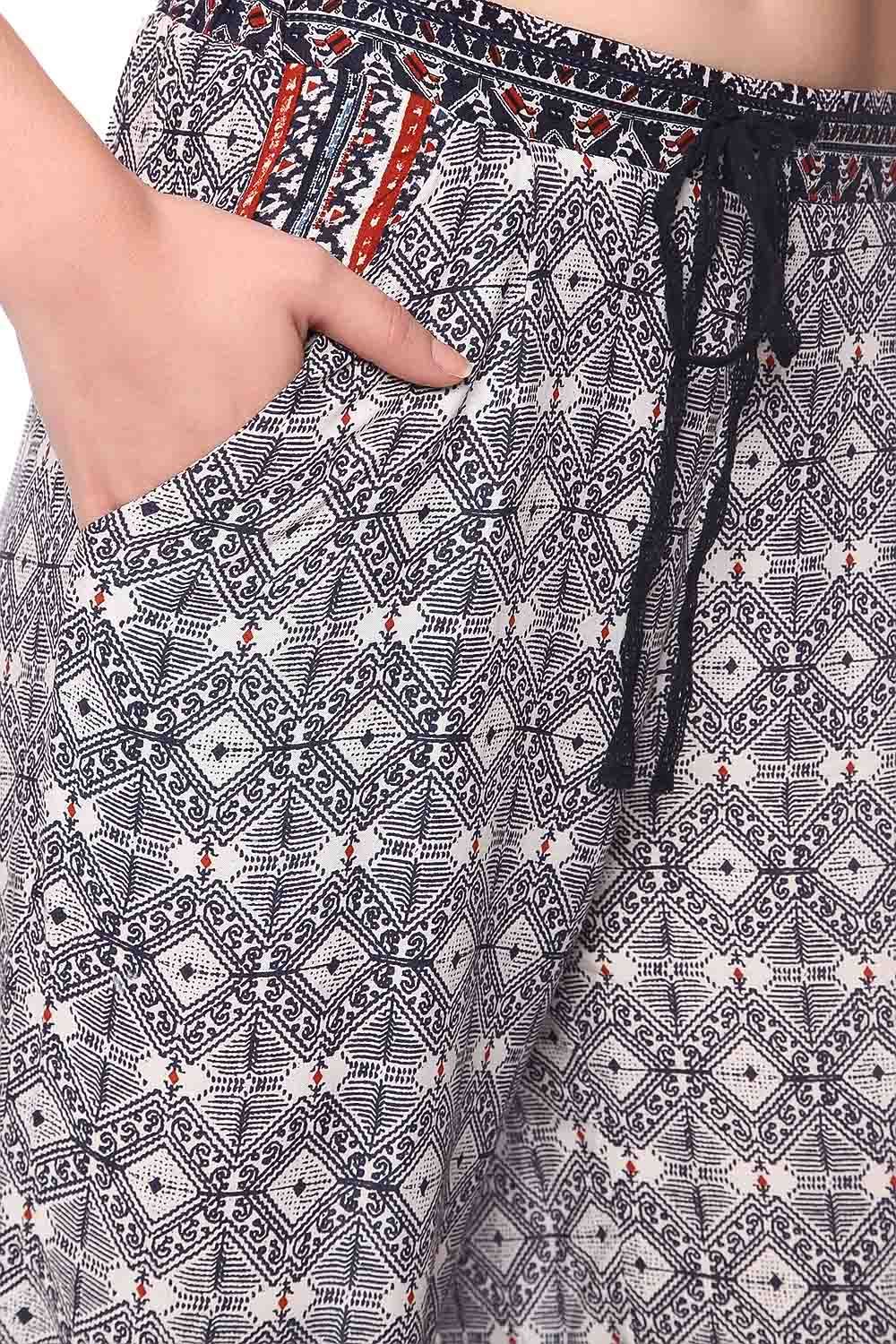 Pantaloni con fondo ampio blu con stampa etnica e inserto in pizzo