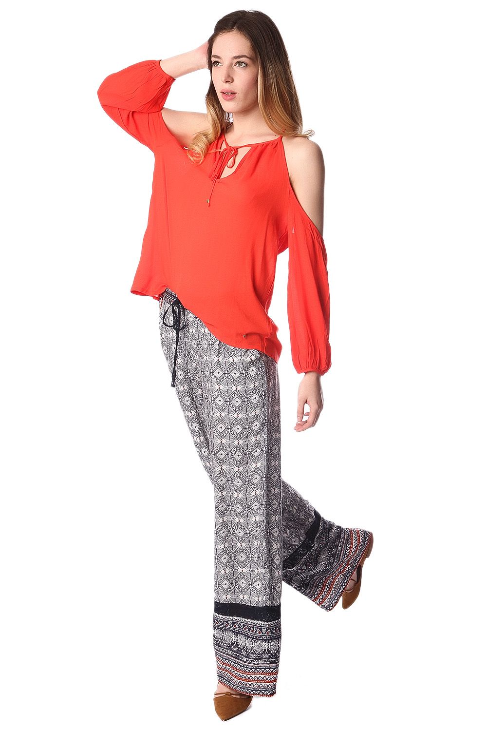 Pantaloni con fondo ampio blu con stampa etnica e inserto in pizzo