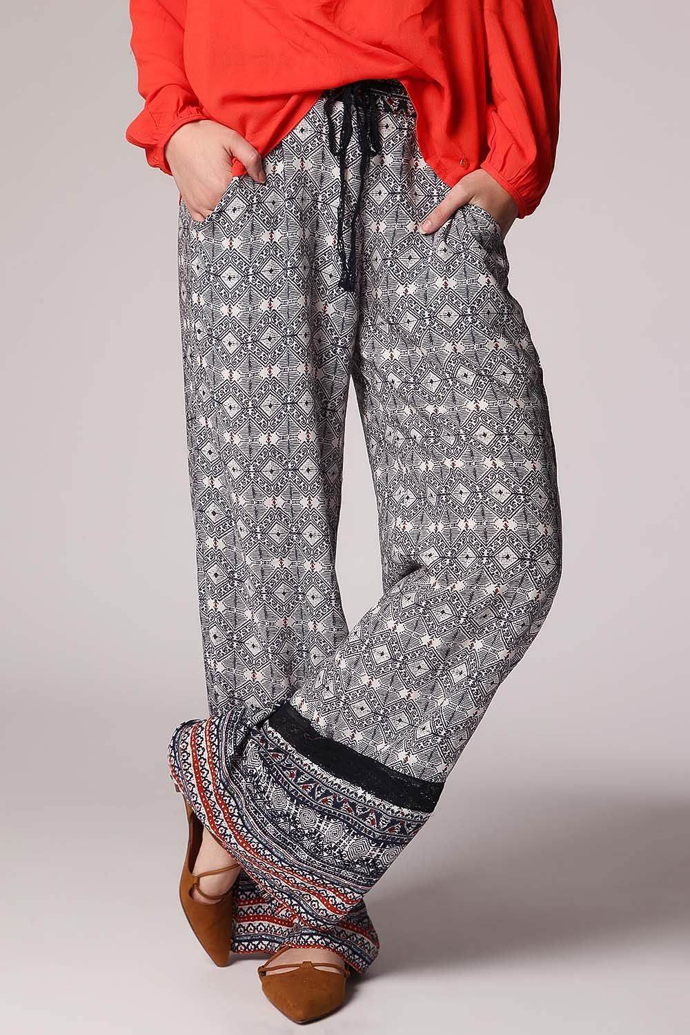 Pantaloni con fondo ampio blu con stampa etnica e inserto in pizzo