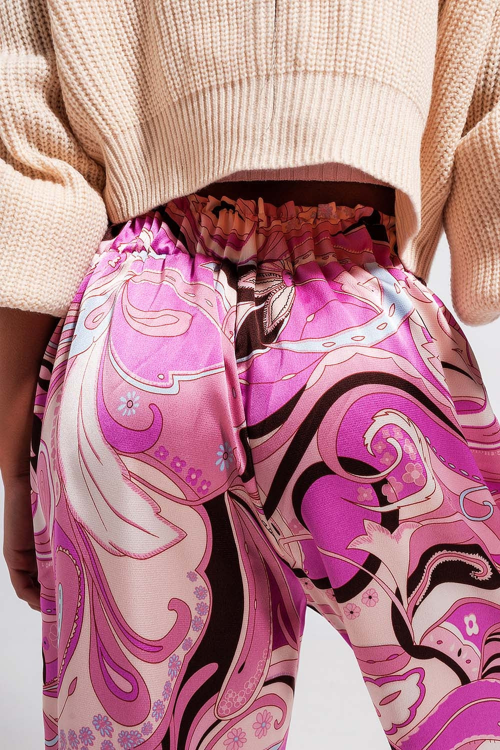 Pantaloni con fondo ampio e cintura in color rosa
