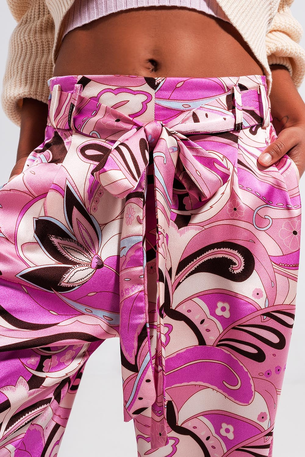 Pantaloni con fondo ampio e cintura in color rosa