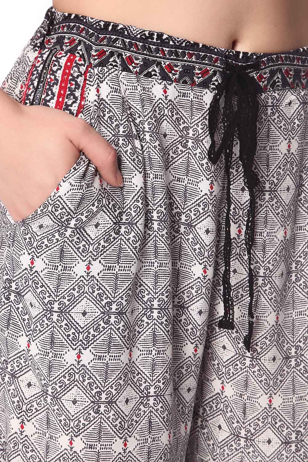 Pantaloni con fondo ampio nero con stampa etnica e inserto in pizzo