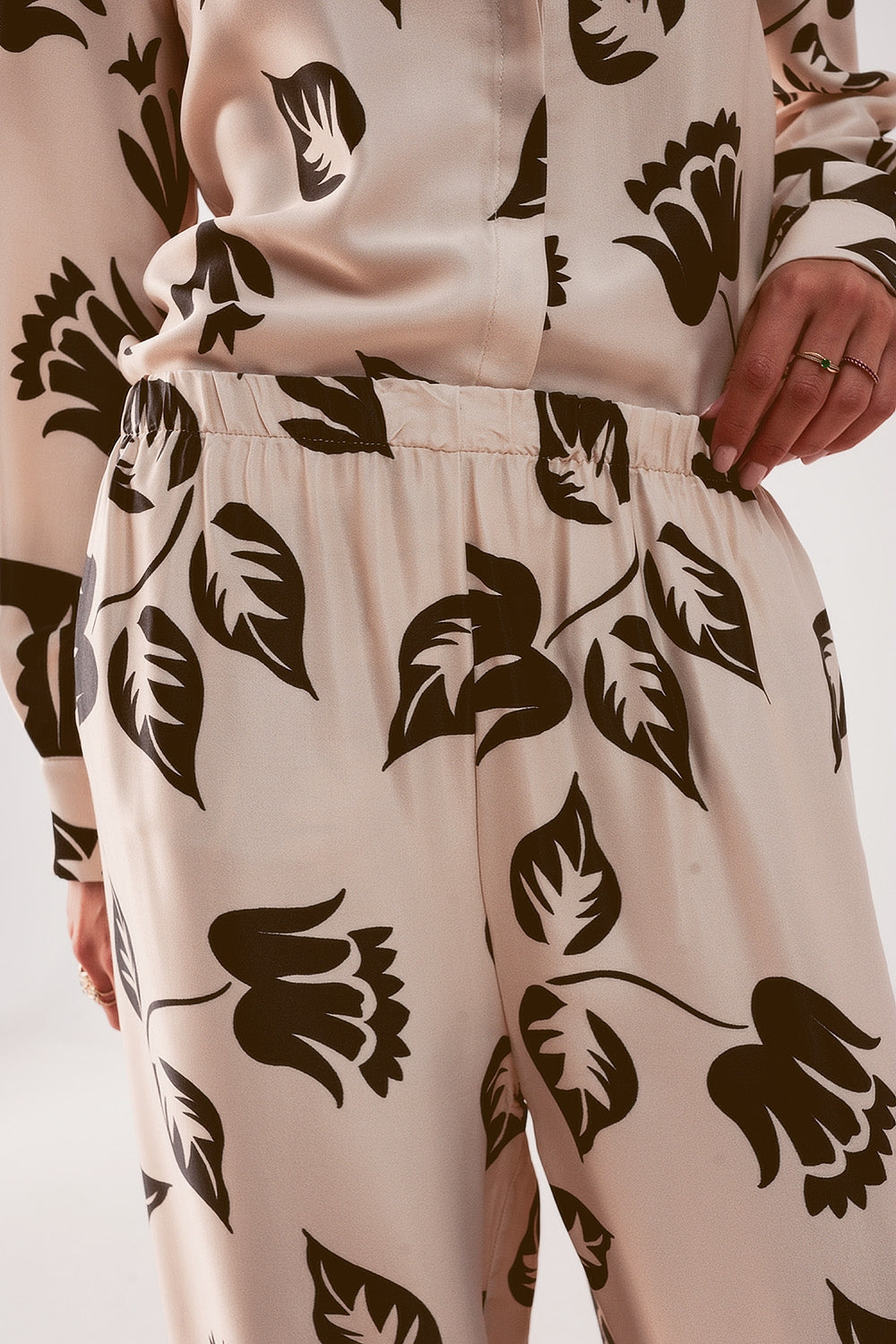 Pantaloni con fondo molto ampio e vita elasticizzata crema