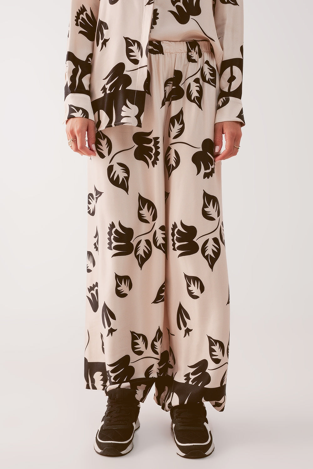 Pantaloni con fondo molto ampio e vita elasticizzata crema