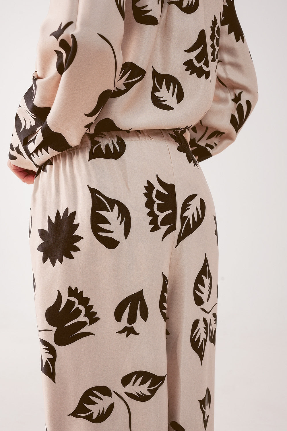 Pantaloni con fondo molto ampio e vita elasticizzata crema