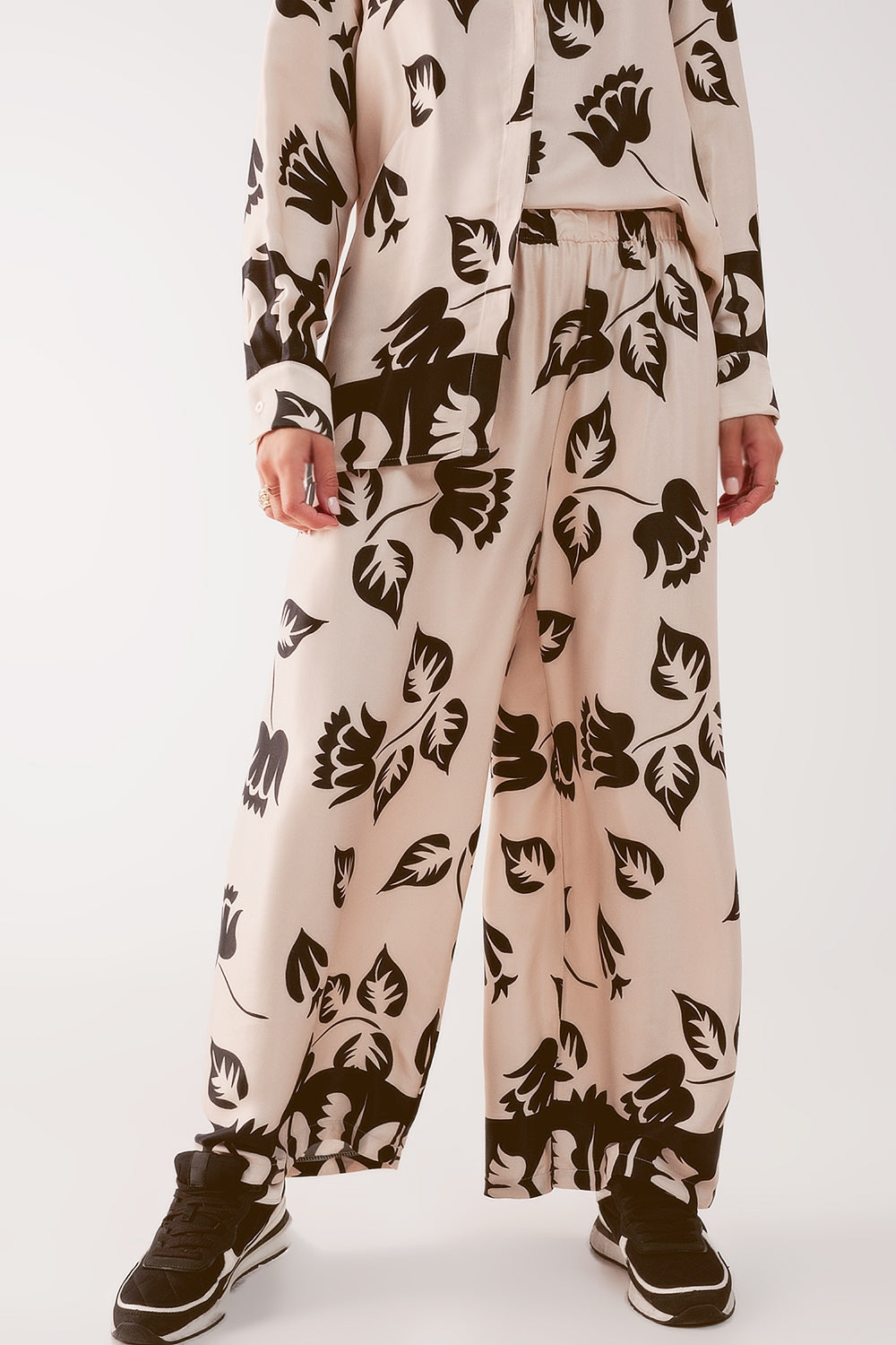 Pantaloni con fondo molto ampio e vita elasticizzata crema