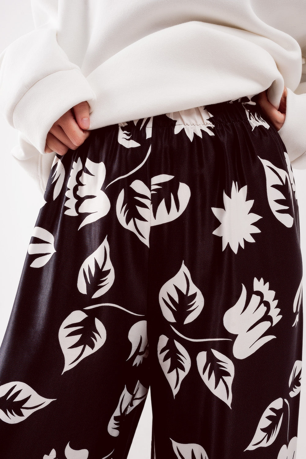 Pantaloni con fondo molto ampio e vita elasticizzata neri