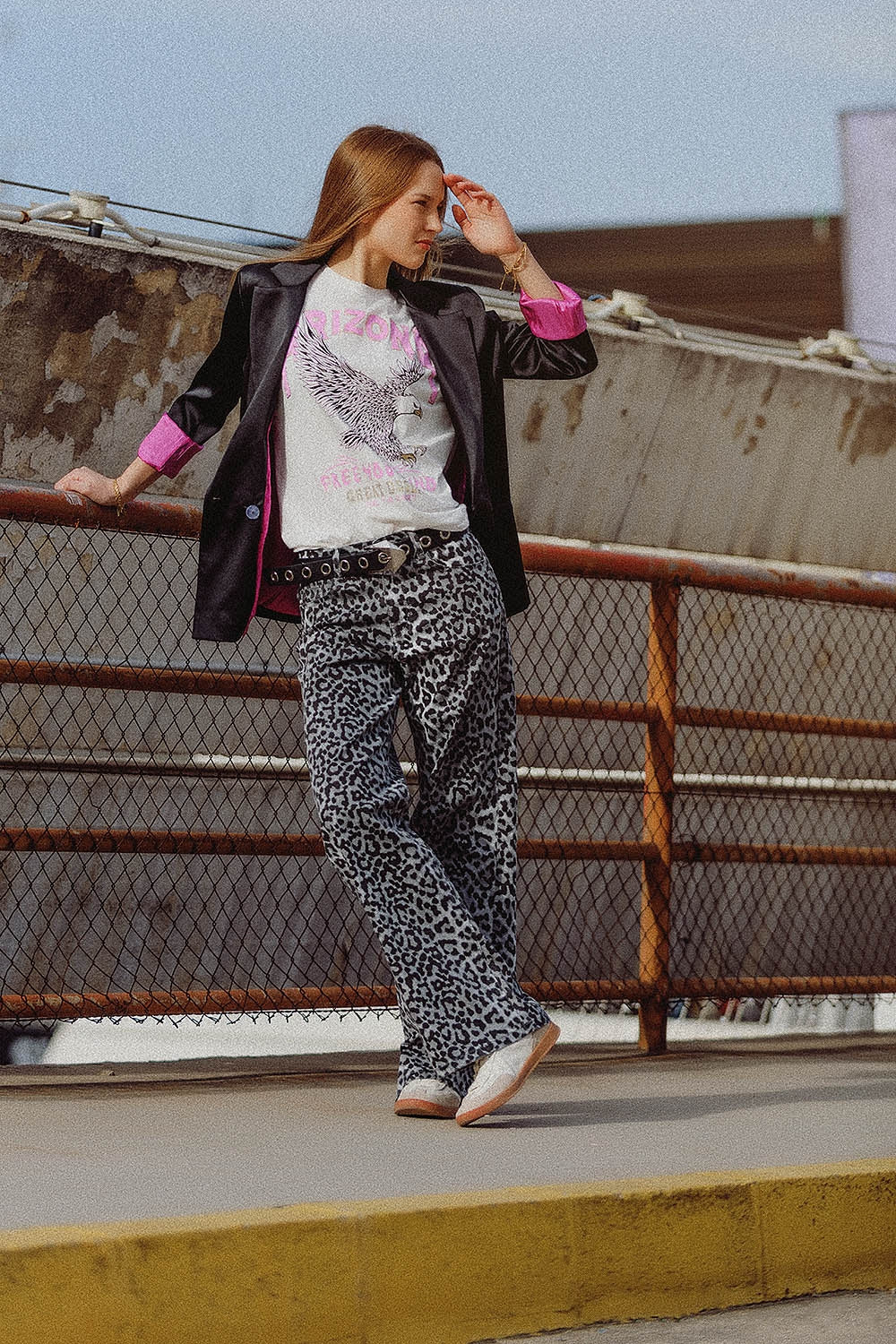 Pantaloni con stampa leopardata grigia