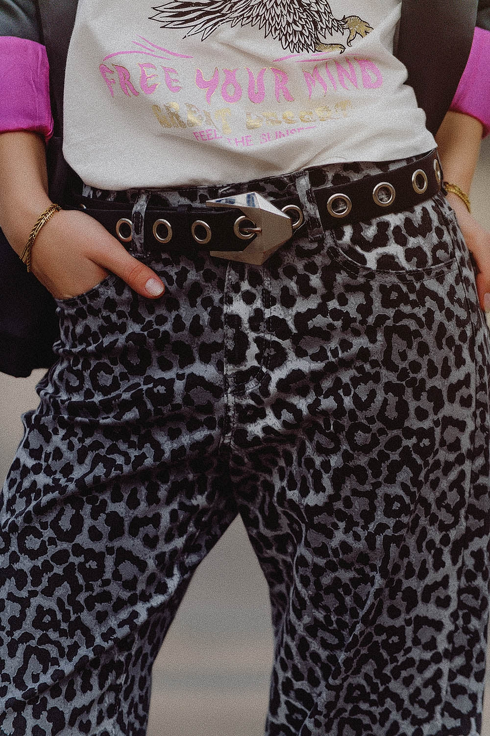 Pantaloni con stampa leopardata grigia