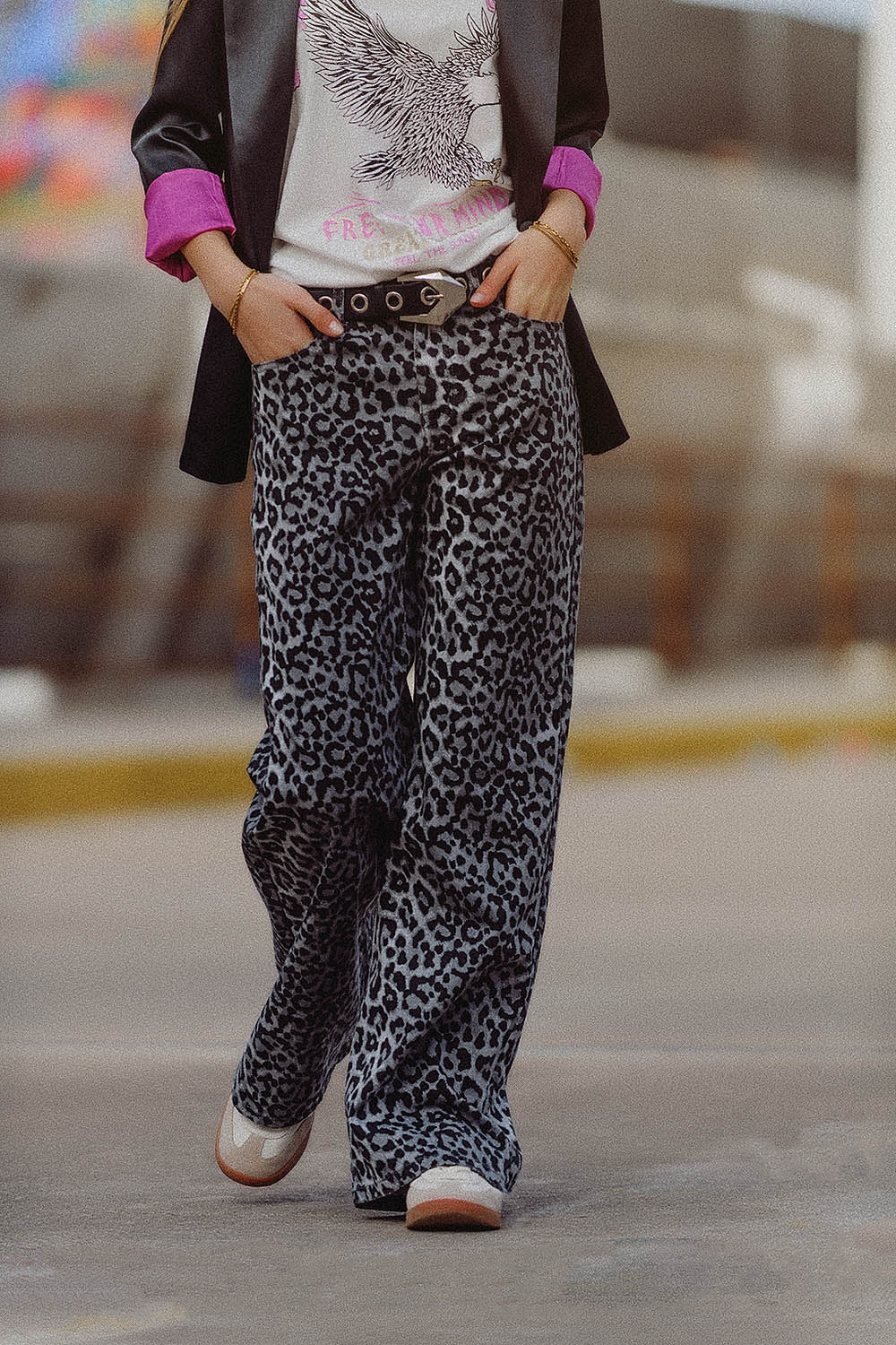 Pantaloni con stampa leopardata grigia
