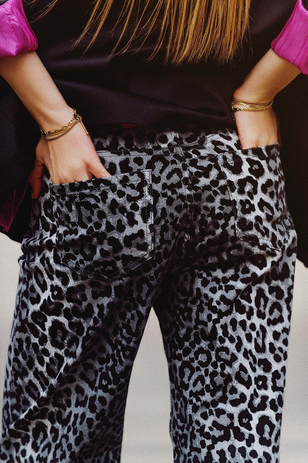 Pantaloni con stampa leopardata grigia