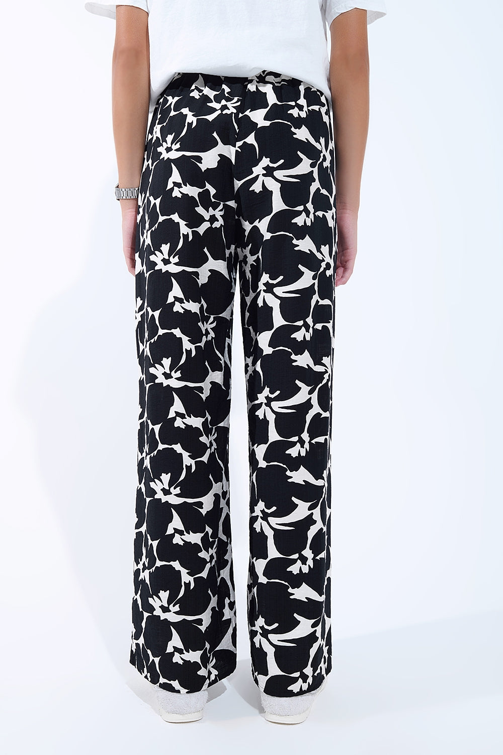 Pantaloni dritti con stampa floreale hawaiana in bianco e nero