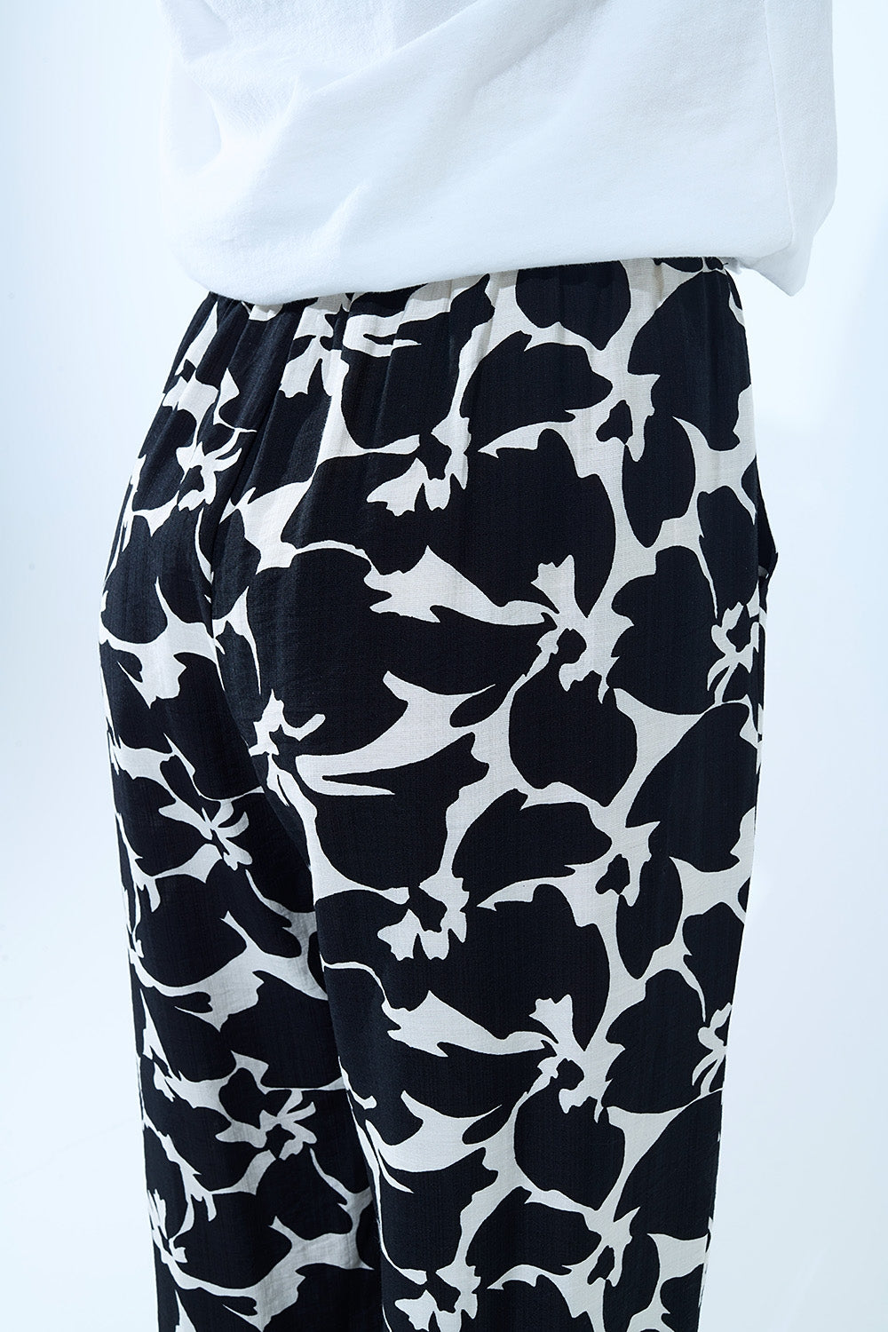 Pantaloni dritti con stampa floreale hawaiana in bianco e nero
