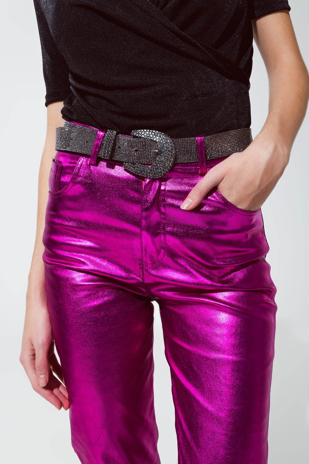 Pantaloni dritti metallizzati in fucsia