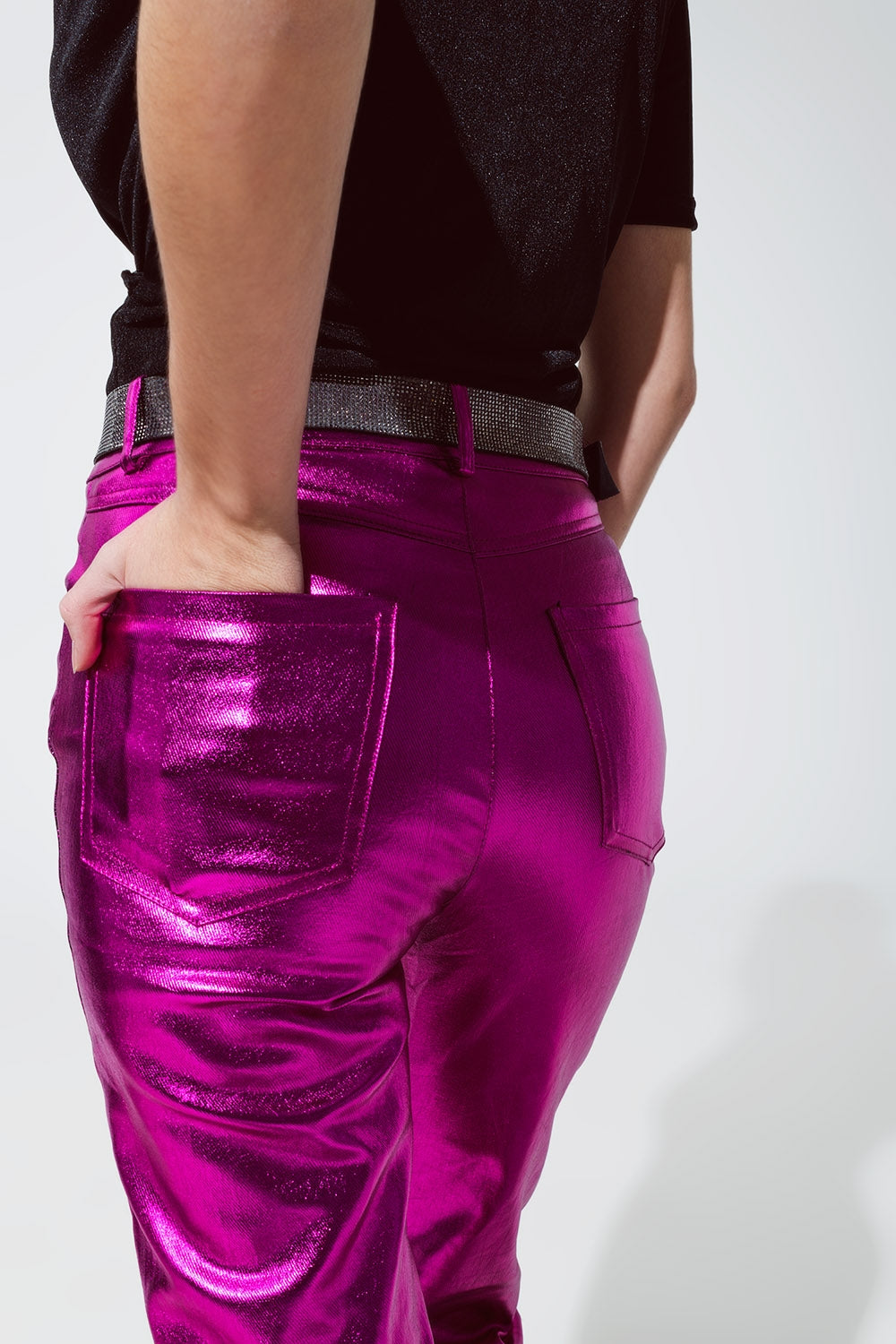 Pantaloni dritti metallizzati in fucsia