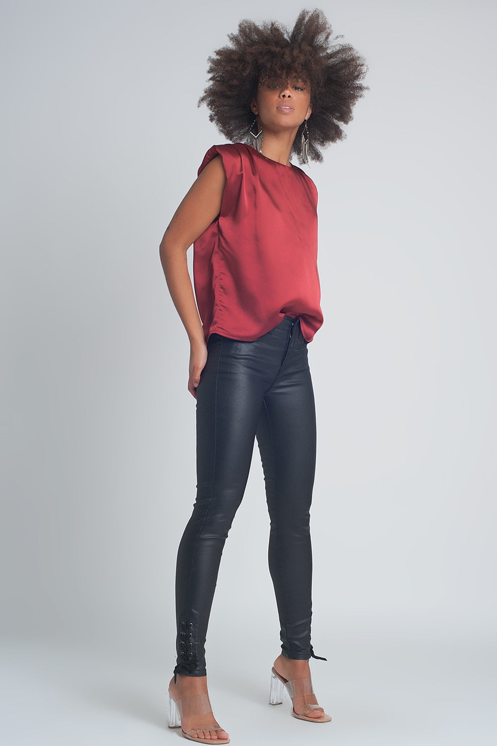 Pantaloni effetto pelle nera con allacciatura