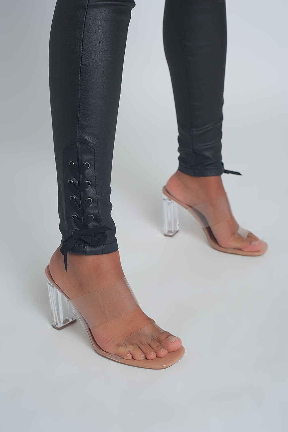 Pantaloni effetto pelle nera con allacciatura
