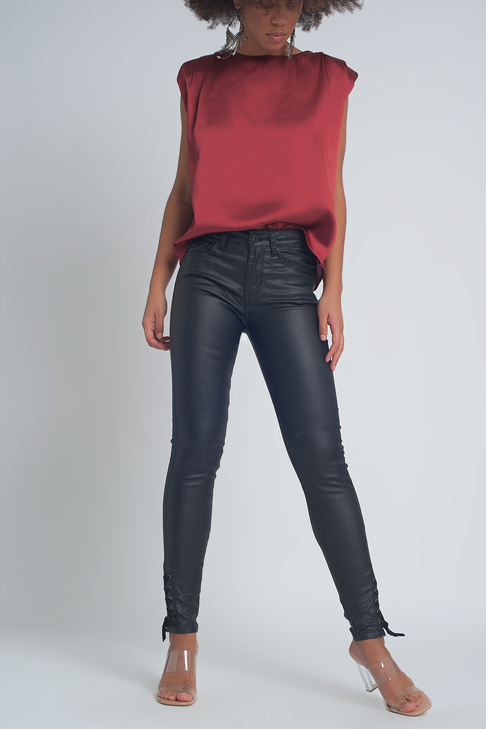 Pantaloni effetto pelle nera con allacciatura