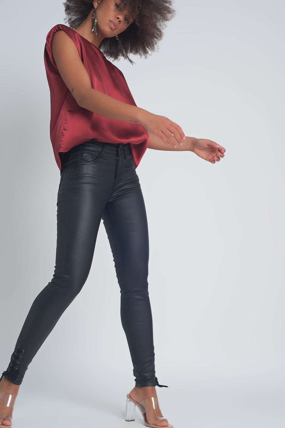 Pantaloni effetto pelle nera con allacciatura