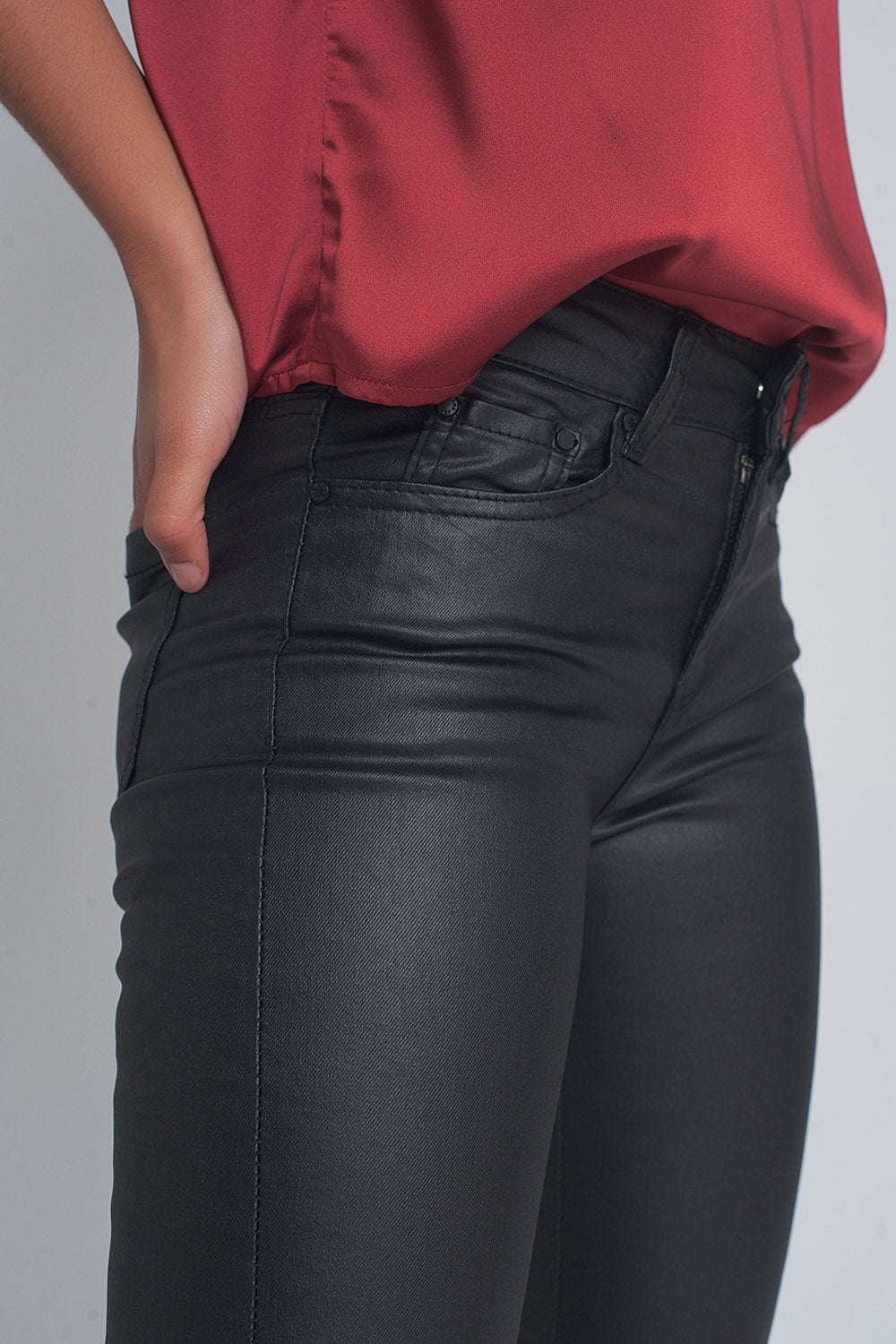 Pantaloni effetto pelle nera con allacciatura