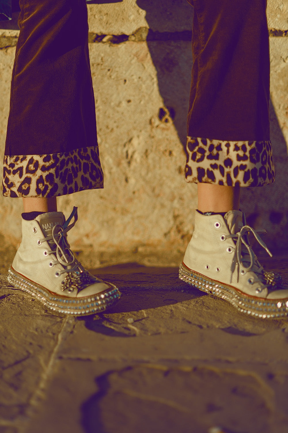 Pantaloni flare in velluto a coste marrone con stampa leopardata sul fondo