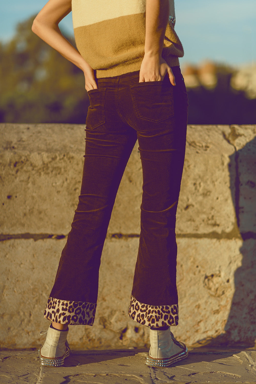 Pantaloni flare in velluto a coste marrone con stampa leopardata sul fondo