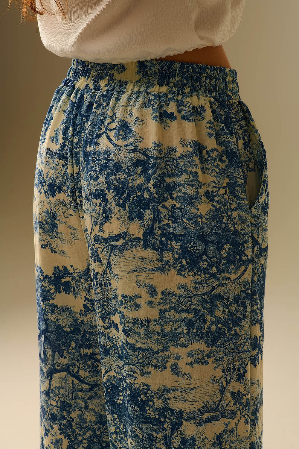 Pantaloni fluidi stampati in Toile de Jouy con vita elastica
