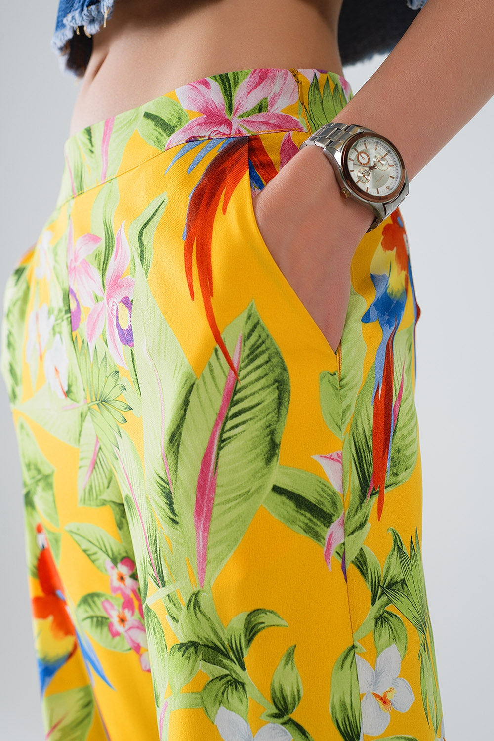 Pantaloni gialli con stampa tropicale e zip laterale