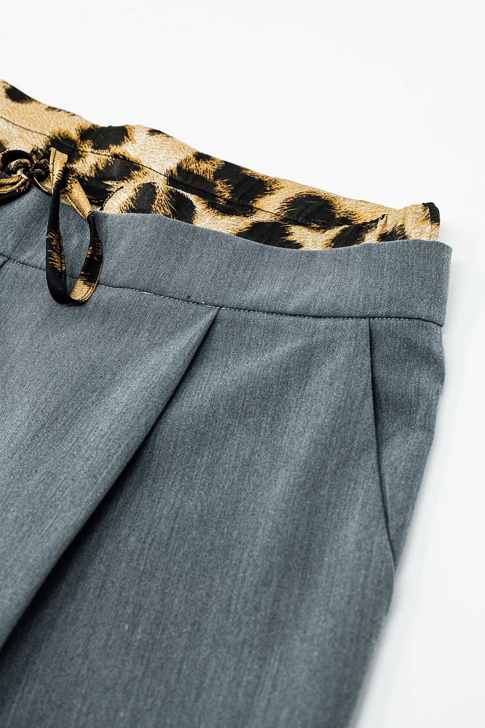 Pantaloni grigi a pieghe con dettaglio leopardato in vita