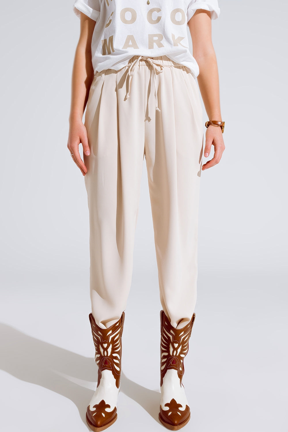 Q2 Pantaloni in beige con tasche frontali e coulisse di chiusura